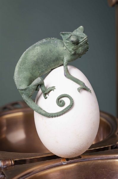 Camaleonte su uovo entro scrigno in ottone  - Asta Mirabilia - Natural History - Associazione Nazionale - Case d'Asta italiane
