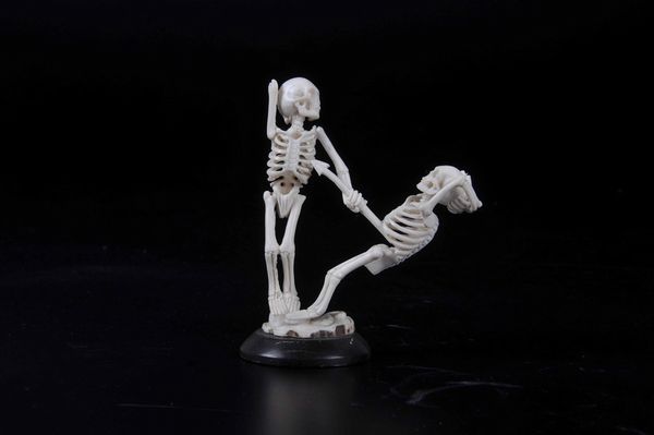 Coppia di scheletri danzanti  - Asta Mirabilia - Natural History - Associazione Nazionale - Case d'Asta italiane