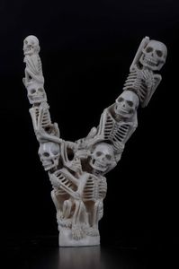 Scultura raffigurante scheletri sovrapposti  - Asta Mirabilia - Natural History - Associazione Nazionale - Case d'Asta italiane