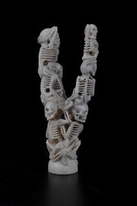 Scultura raffigurante scheletri sovrapposti  - Asta Mirabilia - Natural History - Associazione Nazionale - Case d'Asta italiane