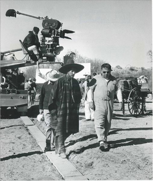 Paul Newman in The Outrage, 1964 con il regista Martin Ritt  - Asta Ciak si gira! Scatti da una storia del cinema | Asta a Tempo - Associazione Nazionale - Case d'Asta italiane
