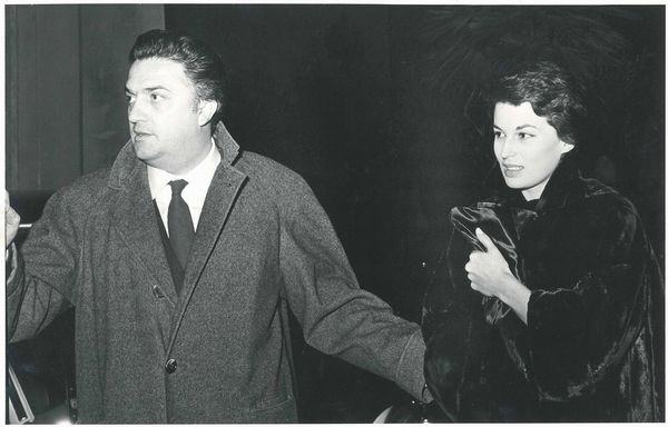 Federico Fellini con Silvana Mangano, 1956  - Asta Ciak si gira! Scatti da una storia del cinema | Asta a Tempo - Associazione Nazionale - Case d'Asta italiane