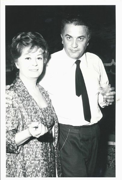 Federico Fellini con Giulietta Masina, 1965  - Asta Ciak si gira! Scatti da una storia del cinema | Asta a Tempo - Associazione Nazionale - Case d'Asta italiane