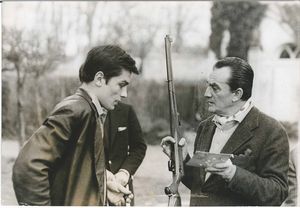 Luchino Visconti e Alain Delon  - Asta Ciak si gira! Scatti da una storia del cinema | Asta a Tempo - Associazione Nazionale - Case d'Asta italiane