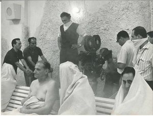 Federico Fellini con il direttore della fotografia Gianni di Venanzo  - Asta Ciak si gira! Scatti da una storia del cinema | Asta a Tempo - Associazione Nazionale - Case d'Asta italiane
