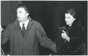 Federico Fellini con Silvana Mangano, 1956  - Asta Ciak si gira! Scatti da una storia del cinema | Asta a Tempo - Associazione Nazionale - Case d'Asta italiane