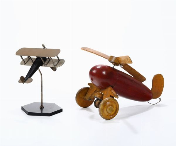 Lotto di due modellini di aereo  - Asta Rari e curiosi oggetti da una collezione romana | Asta a Tempo - Associazione Nazionale - Case d'Asta italiane