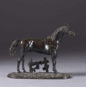 Cavallo con finimenti accanto ad una siepe  - Asta Rari e curiosi oggetti da una collezione romana | Asta a Tempo - Associazione Nazionale - Case d'Asta italiane