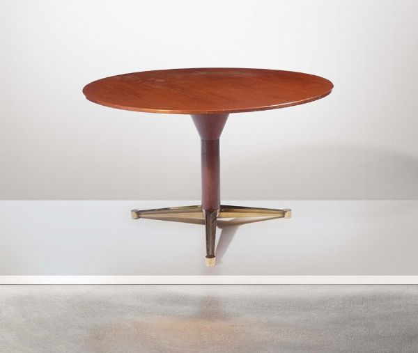 Tavolo rotondo con struttura e piano in legno, base tripode in ottone.  - Asta Design Lab - Associazione Nazionale - Case d'Asta italiane