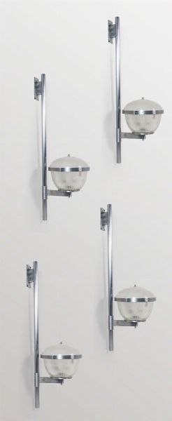 Quattro lampade a parete con struttura in metallo nichelato, diffusore in vetro stampato.  - Asta Design Lab - Associazione Nazionale - Case d'Asta italiane