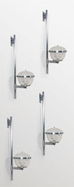 Quattro lampade a parete con struttura in metallo nichelato, diffusore in vetro stampato.  - Asta Design Lab - Associazione Nazionale - Case d'Asta italiane
