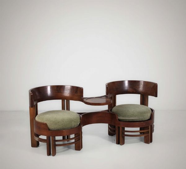 Una seduta doppia con tavolino. Struttura in legno e rivestimenti in tessuto.  - Asta Design Lab - Associazione Nazionale - Case d'Asta italiane