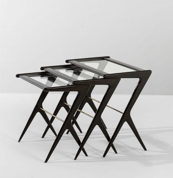 Tre tavoli bassi con struttura in legno, piano in vetro e dettagli in ottone.  - Asta Design Lab - Associazione Nazionale - Case d'Asta italiane