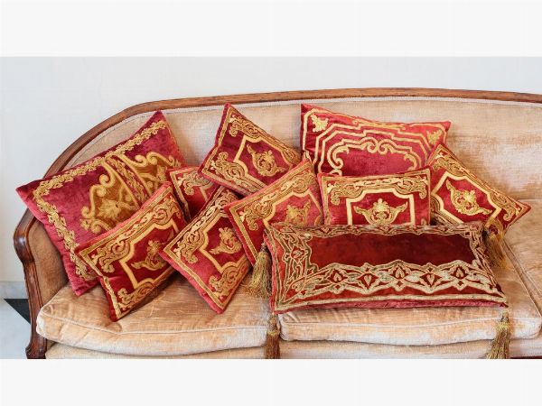 Grande lotto di cuscini in velluto rosso  - Asta Arredi, Dipinti Antichi, Argenti e Curiosit da un appartamento fiorentino - Associazione Nazionale - Case d'Asta italiane