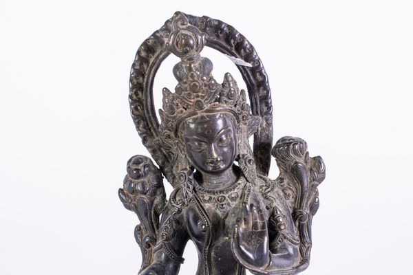 Arte Himalayana : Figura in bronzo raffigurante Tara VerdeNepal, XIX secolo  - Asta ASTA 290 - ARTE ORIENTALE (ONLINE) - Associazione Nazionale - Case d'Asta italiane