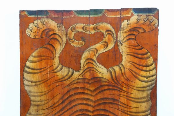 Arte Himalayana : Pannello con pelle di tigreTibet, inizi XX secolo  - Asta ASTA 290 - ARTE ORIENTALE (ONLINE) - Associazione Nazionale - Case d'Asta italiane