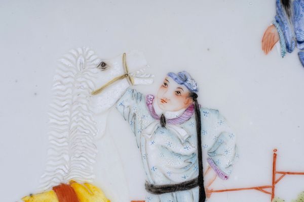 Arte Cinese : Placca in porcellana famiglia rosa dipinta con due uomini, un cavallo ed uno scudieroCina, XX secolo  - Asta ASTA 290 - ARTE ORIENTALE (ONLINE) - Associazione Nazionale - Case d'Asta italiane