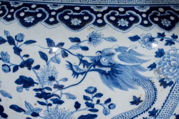 Arte Cinese : Grande Jardinire in porcellana bianco bluCina, Qing, XIX secolo  - Asta ASTA 290 - ARTE ORIENTALE (ONLINE) - Associazione Nazionale - Case d'Asta italiane