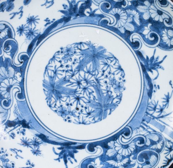 ARTE GIAPPONESE : Tre ceramiche Arita bianche e blu Giappone, XVIII-XIX secolo  - Asta ASTA 290 - ARTE ORIENTALE (ONLINE) - Associazione Nazionale - Case d'Asta italiane