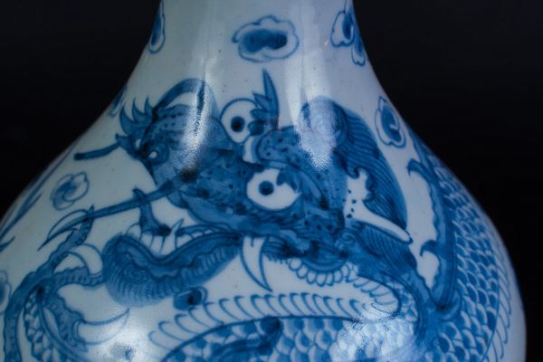 Arte Sud-Est Asiatico : Vaso in ceramica bianco blu decorato con draghiCorea, dinastia Joseon, XIX secolo  - Asta ASTA 290 - ARTE ORIENTALE (ONLINE) - Associazione Nazionale - Case d'Asta italiane