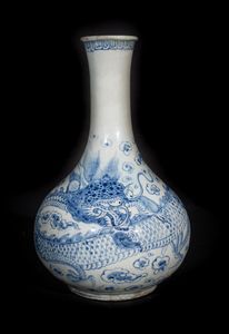 Arte Sud-Est Asiatico - Vaso in ceramica bianco blu decorato con draghiCorea, Dinastia Joseon, XIX secolo