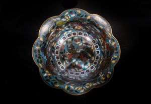 Arte Cinese : Tazza in metallo cloisonn Cina, Qing, XIX secolo  - Asta ASTA 290 - ARTE ORIENTALE (ONLINE) - Associazione Nazionale - Case d'Asta italiane