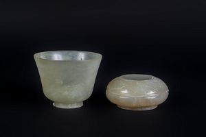 Arte Cinese - Due oggetti in giada bianca: una scatola rotonda ed una tazza per tCina, XIX secolo