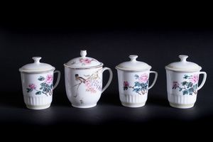 Arte Cinese - Quattro tazze in porcellana dipinta con fiori ed iscrizioni Cina, XX secolo