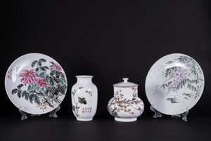Arte Cinese - Gruppo di quattro porcellane con decoro floreale Cina, XX secolo