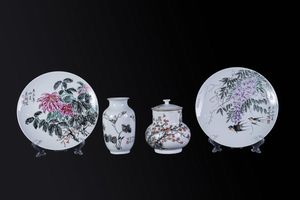 Arte Cinese : Gruppo di quattro porcellane con decoro floreale Cina, XX secolo  - Asta ASTA 290 - ARTE ORIENTALE (ONLINE) - Associazione Nazionale - Case d'Asta italiane