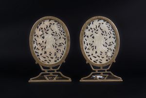 Arte Cinese - Coppia di fermalibri in ottone e giada per il mercato europeoCina, XX secolo