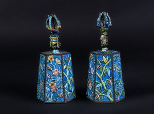 Arte Cinese - Coppia di campane Ghanta in metallo smaltato con vajra allapiceCina, prima met XX secolo