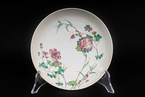 Arte Cinese - Piatto in porcellana decorato con fiori Cina, XX secolo