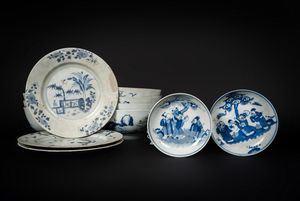 Arte Cinese - Gruppo di ventisei porcellane bianche e blu Cina, dinastia Qing, XVIII-XIX secolo