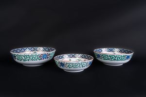 ARTE GIAPPONESE - Tre ciotole in ceramica decorati in stile Imari Giappone, XIX-XX secolo