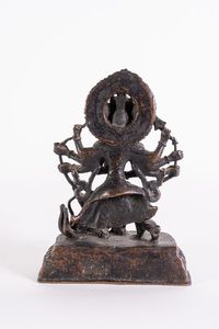 Arte Himalayana : Un bronzo devozionale raffigurante Durga MahisasuramardiniNepal, XIX secolo  - Asta ASTA 290 - ARTE ORIENTALE (ONLINE) - Associazione Nazionale - Case d'Asta italiane