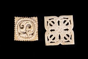 Arte Himalayana : Due intagli in osso Tibet, XIX secolo  - Asta ASTA 290 - ARTE ORIENTALE (ONLINE) - Associazione Nazionale - Case d'Asta italiane