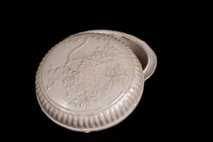 Arte Cinese : Piccola scatola circolare in ceramica Cina, XIX secolo  - Asta ASTA 290 - ARTE ORIENTALE (ONLINE) - Associazione Nazionale - Case d'Asta italiane