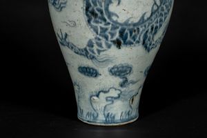 Arte Cinese : Vaso meiping con dragoneCina, Qing (?), XIX secolo o anteriore  - Asta ASTA 290 - ARTE ORIENTALE (ONLINE) - Associazione Nazionale - Case d'Asta italiane