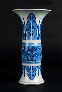 Arte Cinese - Vaso a tromba in porcellana bianco bluCina, dinastia Qing, periodo Kangxi, XVII secolo