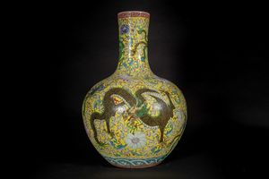 Arte Cinese - Grande vaso globulare tiaqiuping a fondo gialloCina, XX secolo