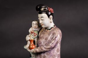 Arte Cinese : Figura in porcellana raffigurante dama e bambino Cina, XIX secolo  - Asta ASTA 290 - ARTE ORIENTALE (ONLINE) - Associazione Nazionale - Case d'Asta italiane