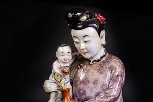 Arte Cinese : Figura in porcellana raffigurante dama e bambino Cina, XIX secolo  - Asta ASTA 290 - ARTE ORIENTALE (ONLINE) - Associazione Nazionale - Case d'Asta italiane