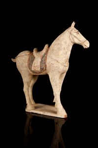 Arte Cinese : Cavallo in terracotta dipintaCina, Tang, IX secolo  - Asta ASTA 290 - ARTE ORIENTALE (ONLINE) - Associazione Nazionale - Case d'Asta italiane
