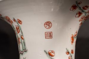 Arte Cinese : Vaso yenyen in porcellana smaltata Cina, XIX secolo  - Asta ASTA 290 - ARTE ORIENTALE (ONLINE) - Associazione Nazionale - Case d'Asta italiane