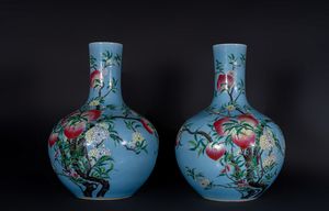 Arte Cinese - Coppia di grandi vasi tianqiuping a fondo celeste con decoro di pesche, fiori e pipistrelliCina, inizi XX secolo
