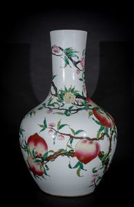 Arte Cinese - Vaso monumentale tianqiuping in porcellana bianca con decoro di pesche e fioriCina, fine XIX secolo  inizi XX secolo