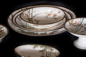 ARTE GIAPPONESE - Lotto composto da vassoi ed accessori vari per la tavola in porcellana bianca Giappone, XIX secolo