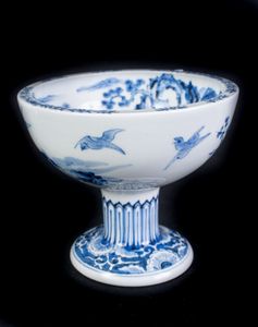 ARTE GIAPPONESE - Alzata in ceramica bianco blu Arita dipinta con paesaggio ed uccelli Giappone, fine XIX secolo