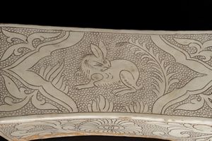 Arte Cinese : Poggiatesta cizhou con lepreCina, Yuan/Ming XIII-XVI secolo  - Asta ASTA 290 - ARTE ORIENTALE (ONLINE) - Associazione Nazionale - Case d'Asta italiane